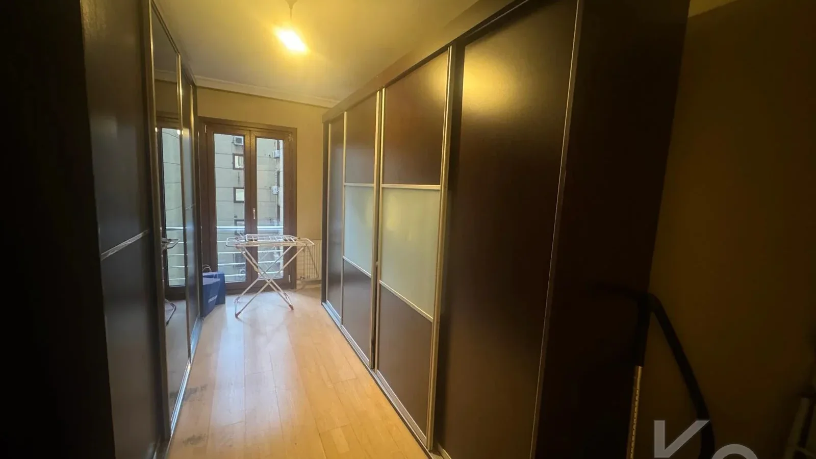 Laci̇vertcadde Satilik Geni̇ş 3+1 Dai̇re