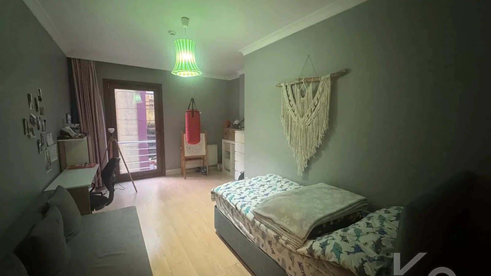 Laci̇vertcadde Satilik Geni̇ş 3+1 Dai̇re
