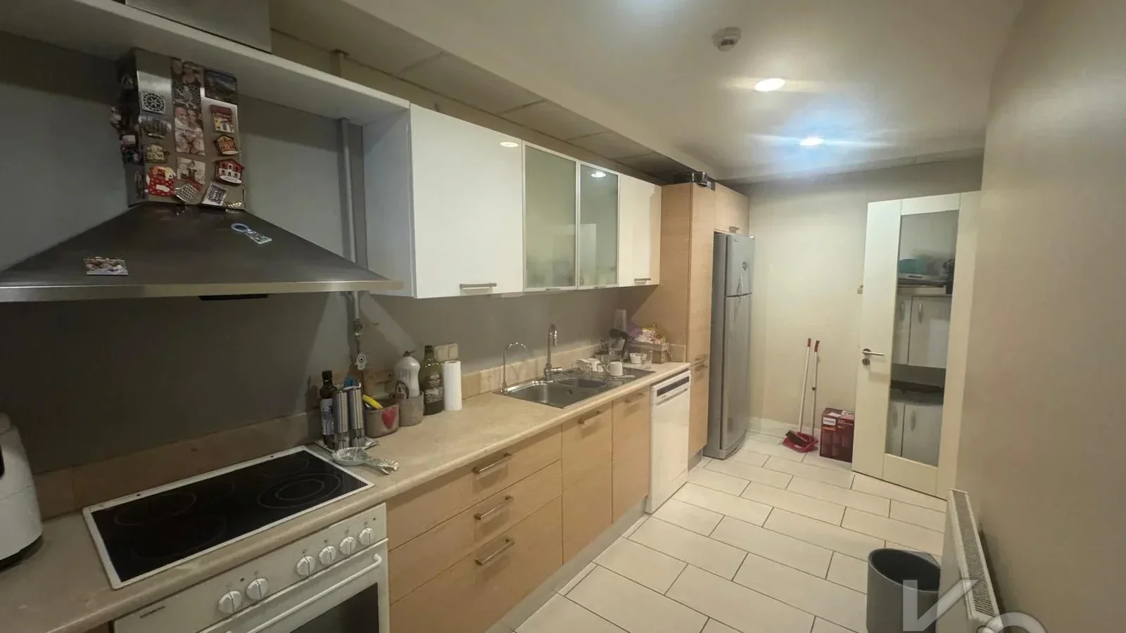 Laci̇vertcadde Satilik Geni̇ş 3+1 Dai̇re