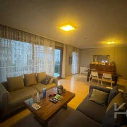 Laci̇vertcadde Satilik Geni̇ş 3+1 Dai̇re