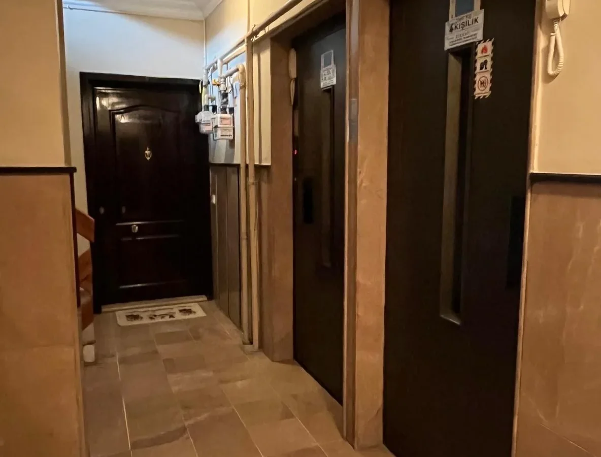 Sağlam'dan Kadıköy Kuyubaşı'nda Cadde Üzeri 2+1 Satılık Daire!!!
