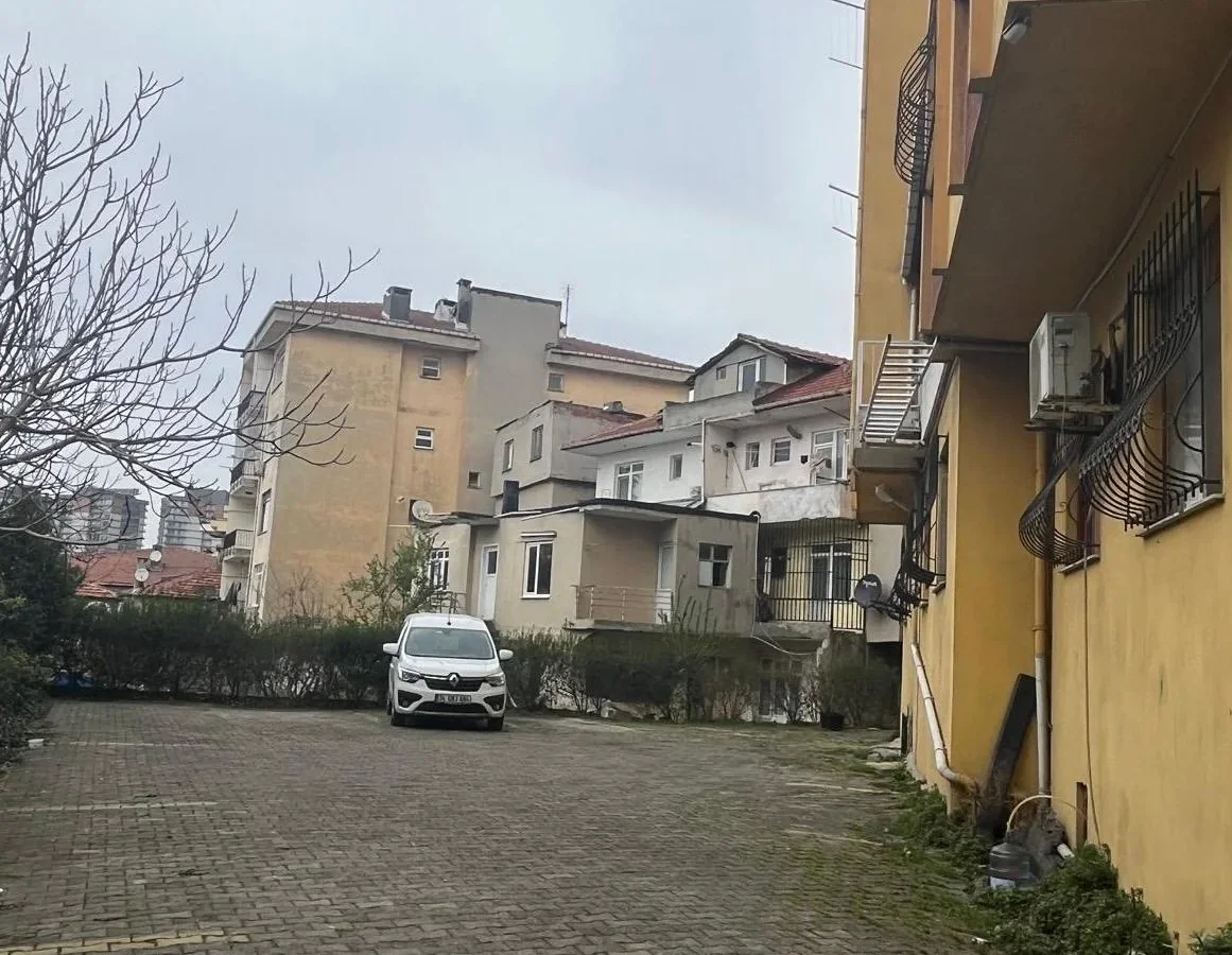 Sağlam'dan Kadıköy Kuyubaşı'nda Cadde Üzeri 2+1 Satılık Daire!!!