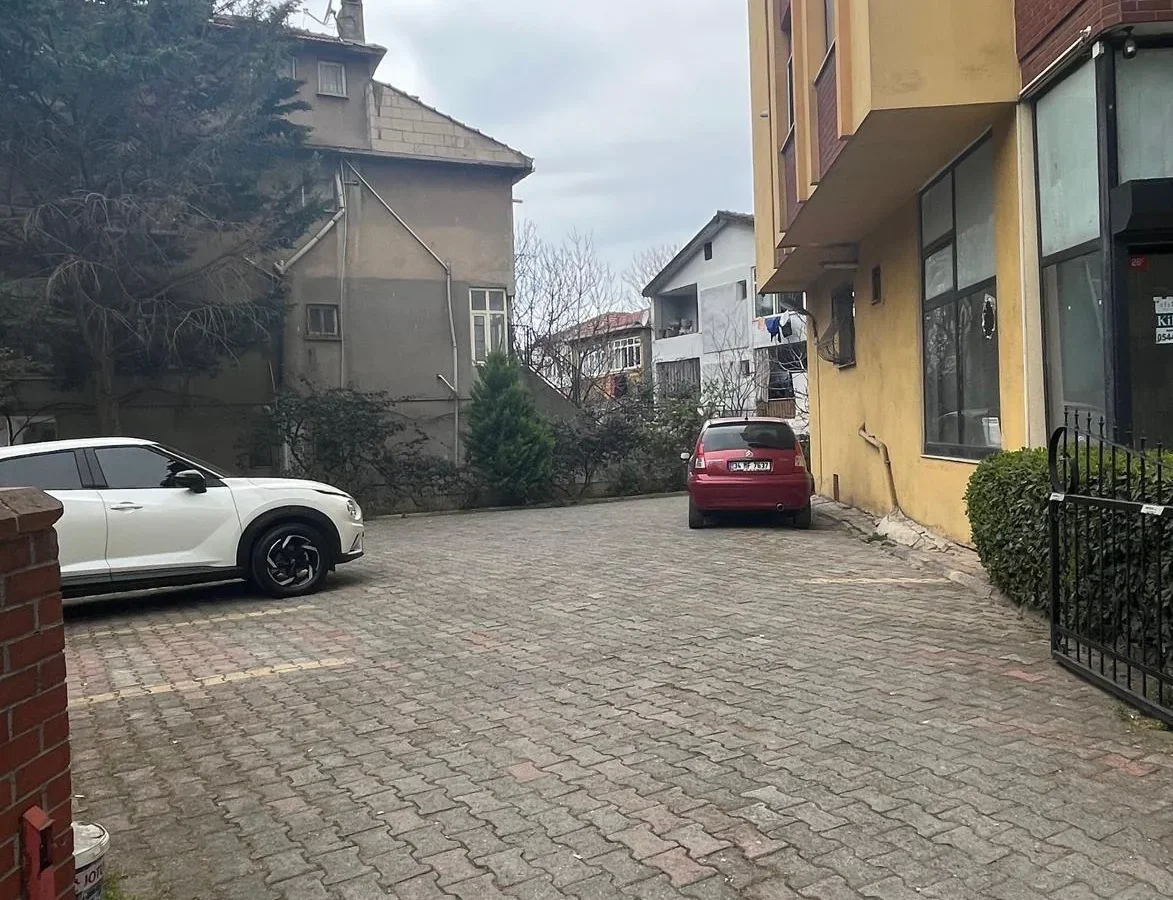 Sağlam'dan Kadıköy Kuyubaşı'nda Cadde Üzeri 2+1 Satılık Daire!!!