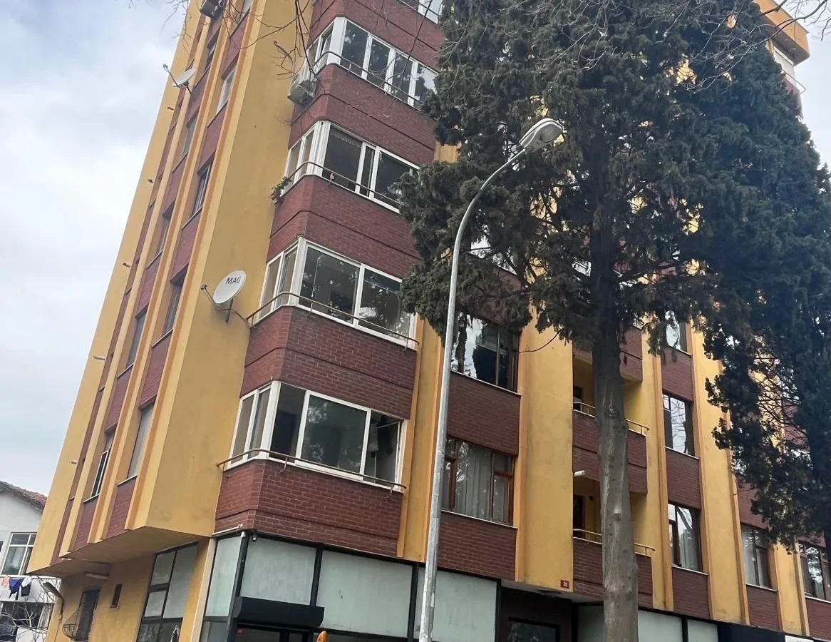 Sağlam'dan Kadıköy Kuyubaşı'nda Cadde Üzeri 2+1 Satılık Daire!!!