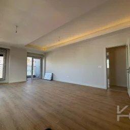 Laci̇vert Cadde  Feneryolu'nda Balkonlu Ebeveynli̇ Katta Tek Net 100m²  3+1