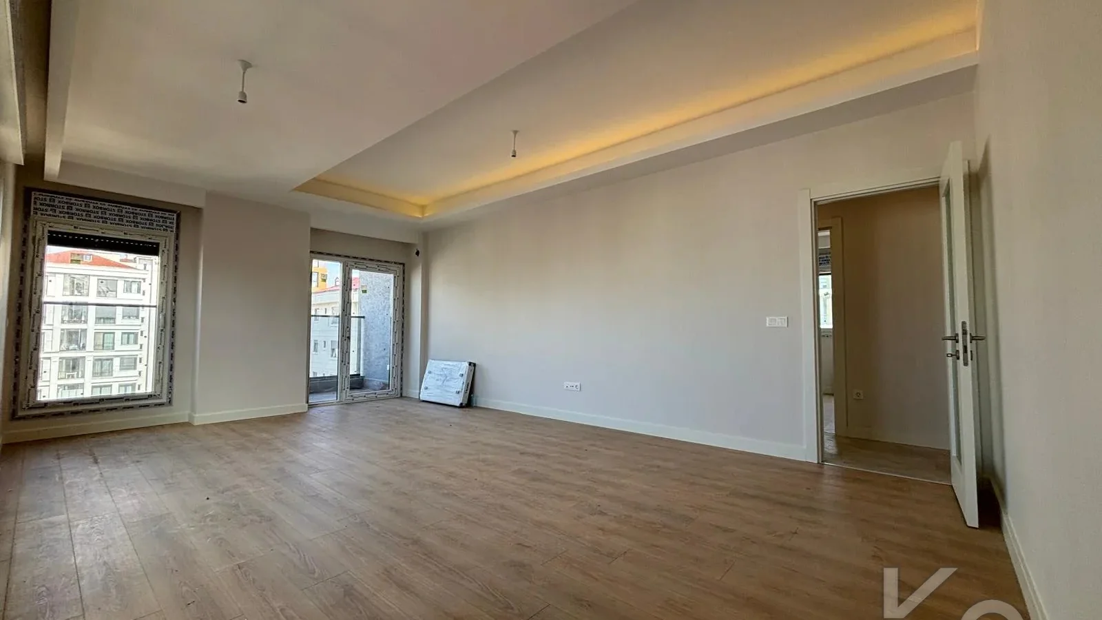 Laci̇vert Cadde  Feneryolu'nda Balkonlu Ebeveynli̇ Katta Tek Net 100m²  3+1