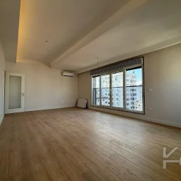 Laci̇vert Cadde  Feneryolu'nda Balkonlu Ebeveynli̇ Katta Tek Net 100m²  3+1