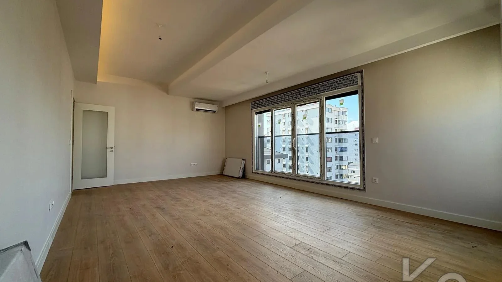 Laci̇vert Cadde  Feneryolu'nda Balkonlu Ebeveynli̇ Katta Tek Net 100m²  3+1