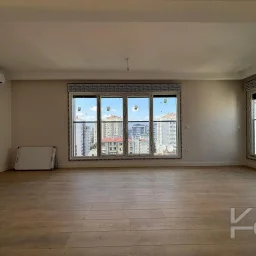 Laci̇vert Cadde  Feneryolu'nda Balkonlu Ebeveynli̇ Katta Tek Net 100m²  3+1