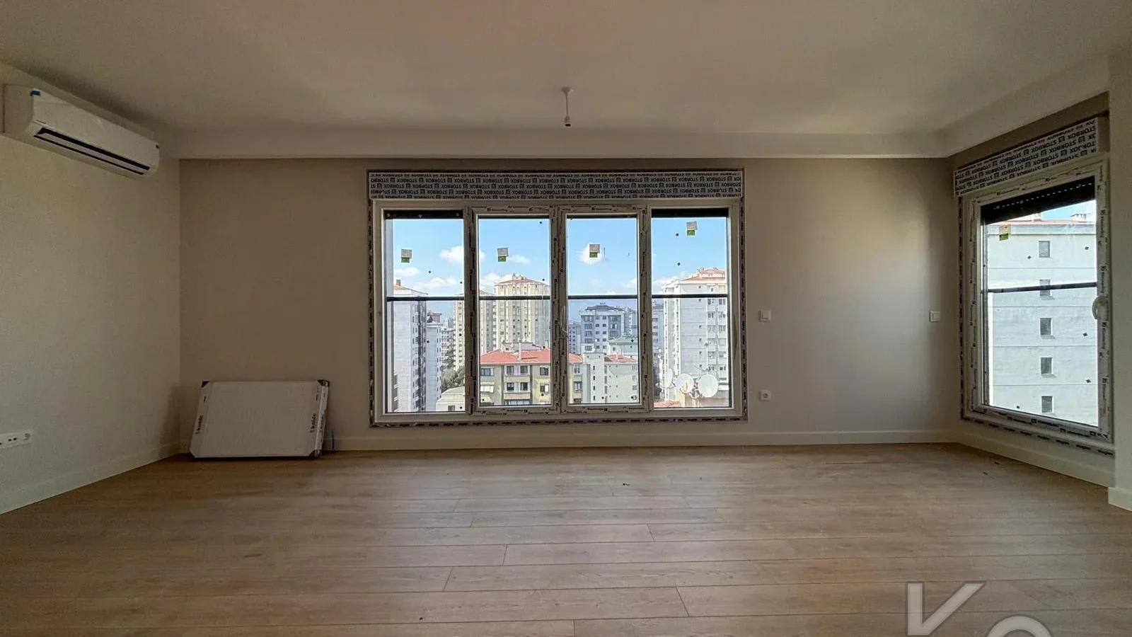 Laci̇vert Cadde  Feneryolu'nda Balkonlu Ebeveynli̇ Katta Tek Net 100m²  3+1