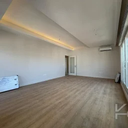 Laci̇vert Cadde  Feneryolu'nda Balkonlu Ebeveynli̇ Katta Tek Net 100m²  3+1