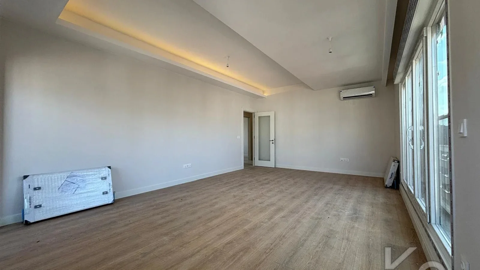 Laci̇vert Cadde  Feneryolu'nda Balkonlu Ebeveynli̇ Katta Tek Net 100m²  3+1