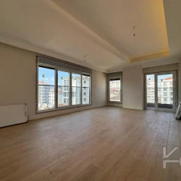 Laci̇vert Cadde  Feneryolu'nda Balkonlu Ebeveynli̇ Katta Tek Net 100m²  3+1
