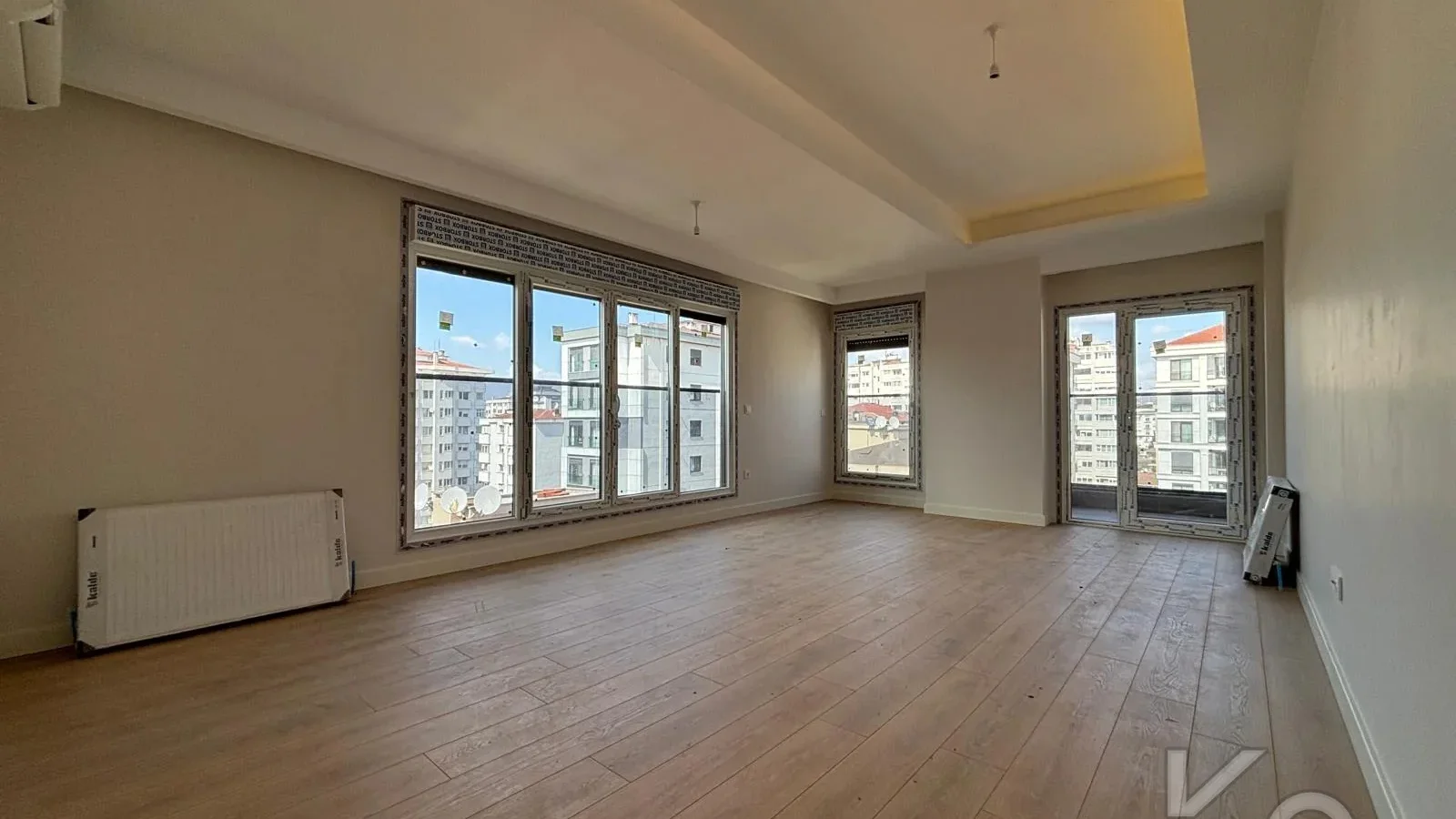 Laci̇vert Cadde  Feneryolu'nda Balkonlu Ebeveynli̇ Katta Tek Net 100m²  3+1