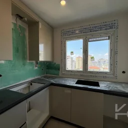 Laci̇vert Cadde  Feneryolu'nda Balkonlu Ebeveynli̇ Katta Tek Net 100m²  3+1