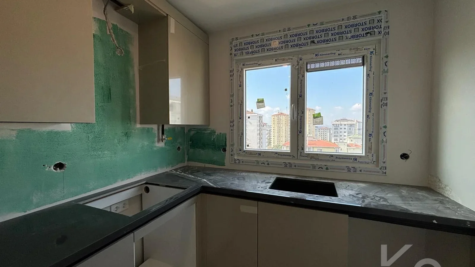 Laci̇vert Cadde  Feneryolu'nda Balkonlu Ebeveynli̇ Katta Tek Net 100m²  3+1