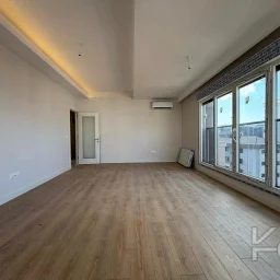 Laci̇vert Cadde  Feneryolu'nda Balkonlu Ebeveynli̇ Katta Tek Net 100m²  3+1
