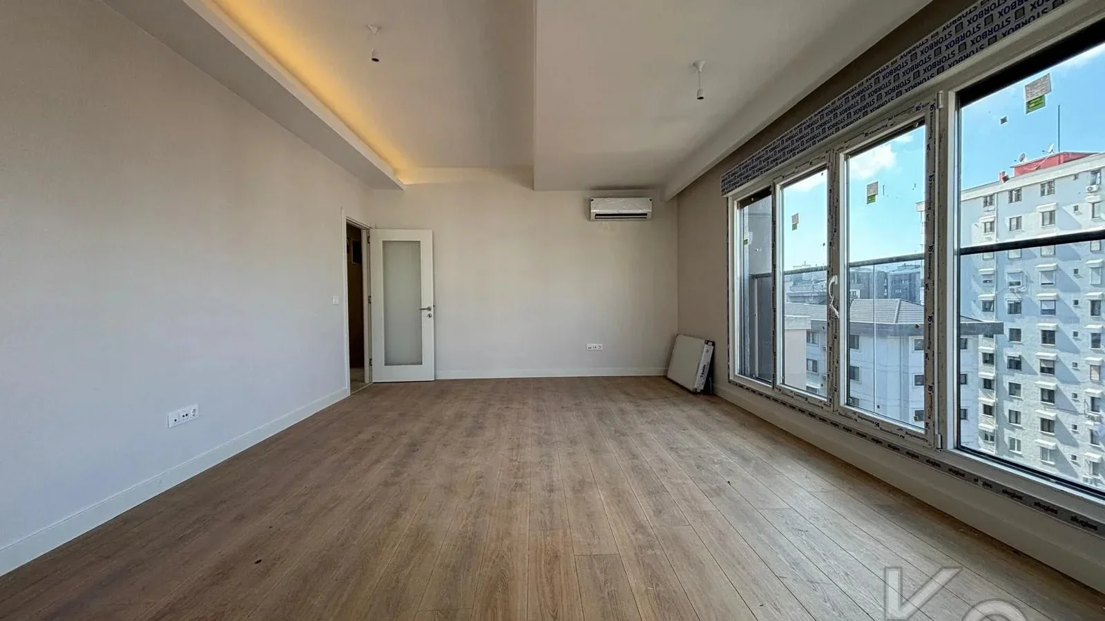 Laci̇vert Cadde  Feneryolu'nda Balkonlu Ebeveynli̇ Katta Tek Net 100m²  3+1