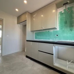 Laci̇vert Cadde  Feneryolu'nda Balkonlu Ebeveynli̇ Katta Tek Net 100m²  3+1
