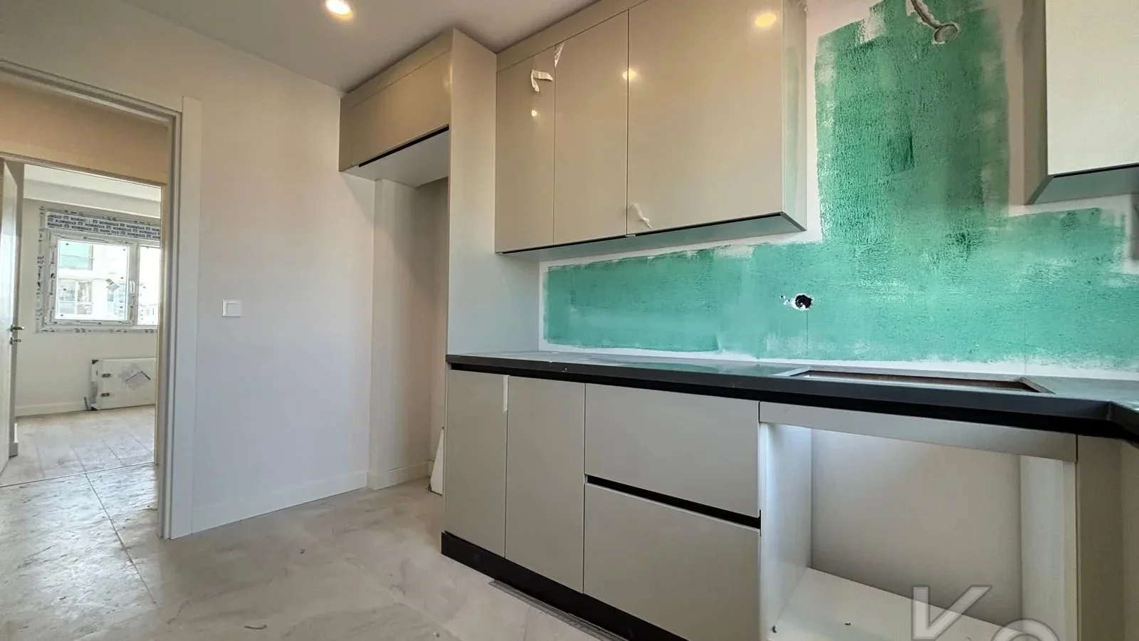 Laci̇vert Cadde  Feneryolu'nda Balkonlu Ebeveynli̇ Katta Tek Net 100m²  3+1