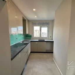 Laci̇vert Cadde  Feneryolu'nda Balkonlu Ebeveynli̇ Katta Tek Net 100m²  3+1