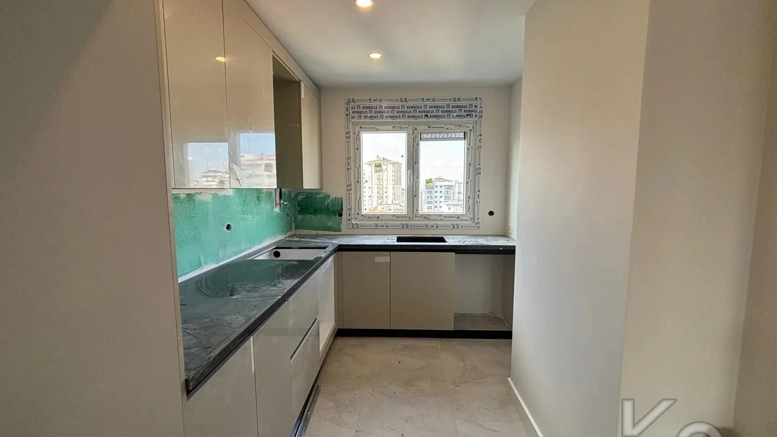Laci̇vert Cadde  Feneryolu'nda Balkonlu Ebeveynli̇ Katta Tek Net 100m²  3+1