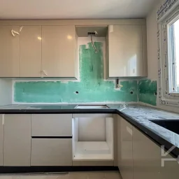 Laci̇vert Cadde  Feneryolu'nda Balkonlu Ebeveynli̇ Katta Tek Net 100m²  3+1