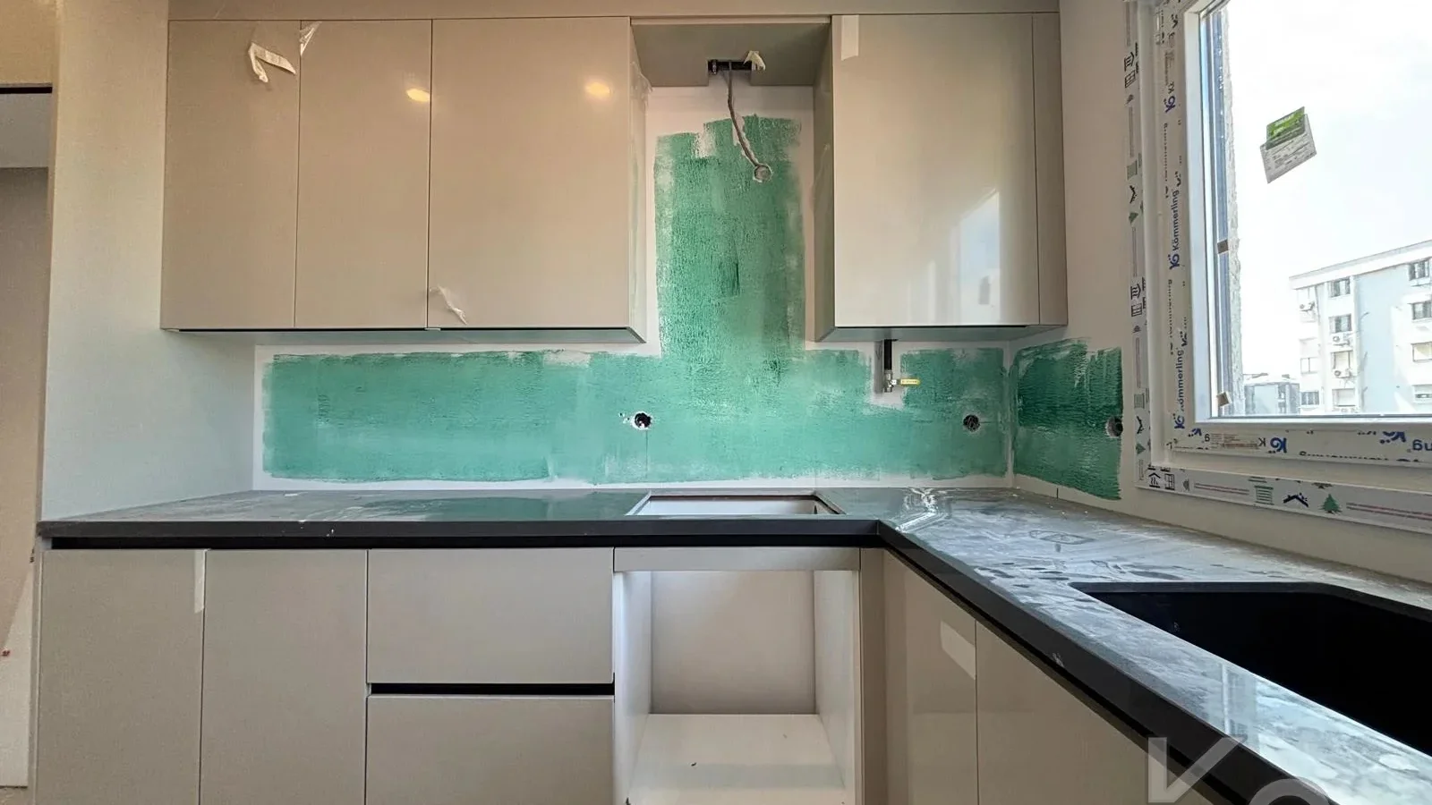 Laci̇vert Cadde  Feneryolu'nda Balkonlu Ebeveynli̇ Katta Tek Net 100m²  3+1