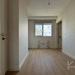 Laci̇vert Cadde  Feneryolu'nda Balkonlu Ebeveynli̇ Katta Tek Net 100m²  3+1