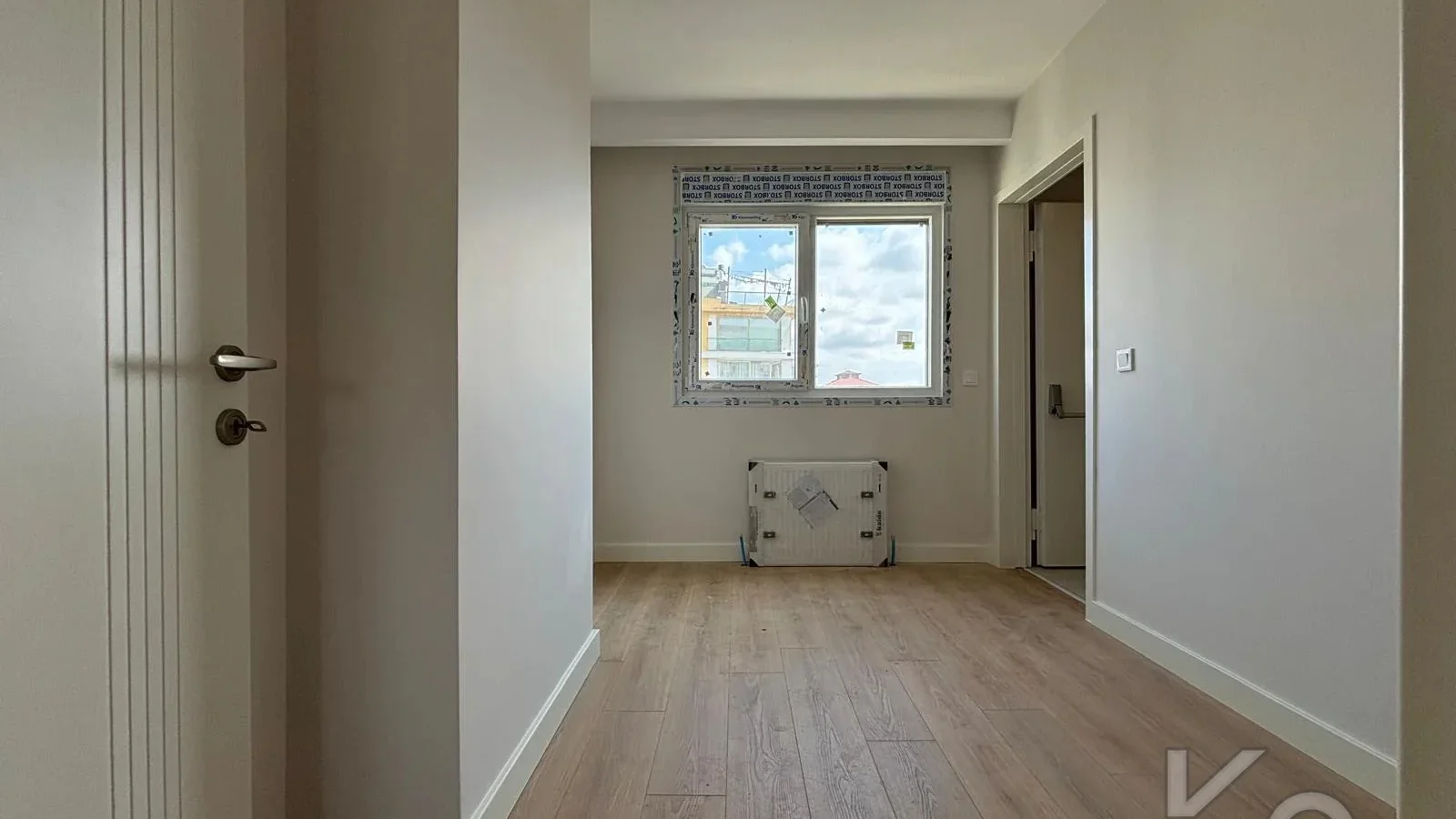 Laci̇vert Cadde  Feneryolu'nda Balkonlu Ebeveynli̇ Katta Tek Net 100m²  3+1