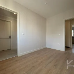 Laci̇vert Cadde  Feneryolu'nda Balkonlu Ebeveynli̇ Katta Tek Net 100m²  3+1