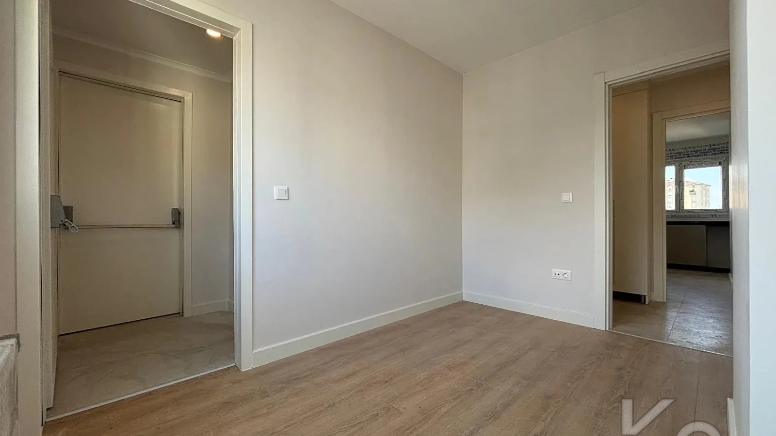 Laci̇vert Cadde  Feneryolu'nda Balkonlu Ebeveynli̇ Katta Tek Net 100m²  3+1