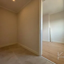 Laci̇vert Cadde  Feneryolu'nda Balkonlu Ebeveynli̇ Katta Tek Net 100m²  3+1