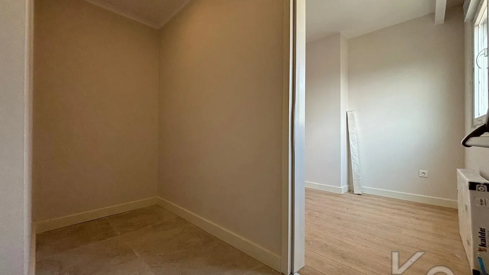 Laci̇vert Cadde  Feneryolu'nda Balkonlu Ebeveynli̇ Katta Tek Net 100m²  3+1