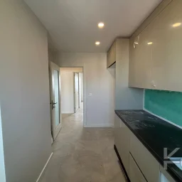 Laci̇vert Cadde  Feneryolu'nda Balkonlu Ebeveynli̇ Katta Tek Net 100m²  3+1
