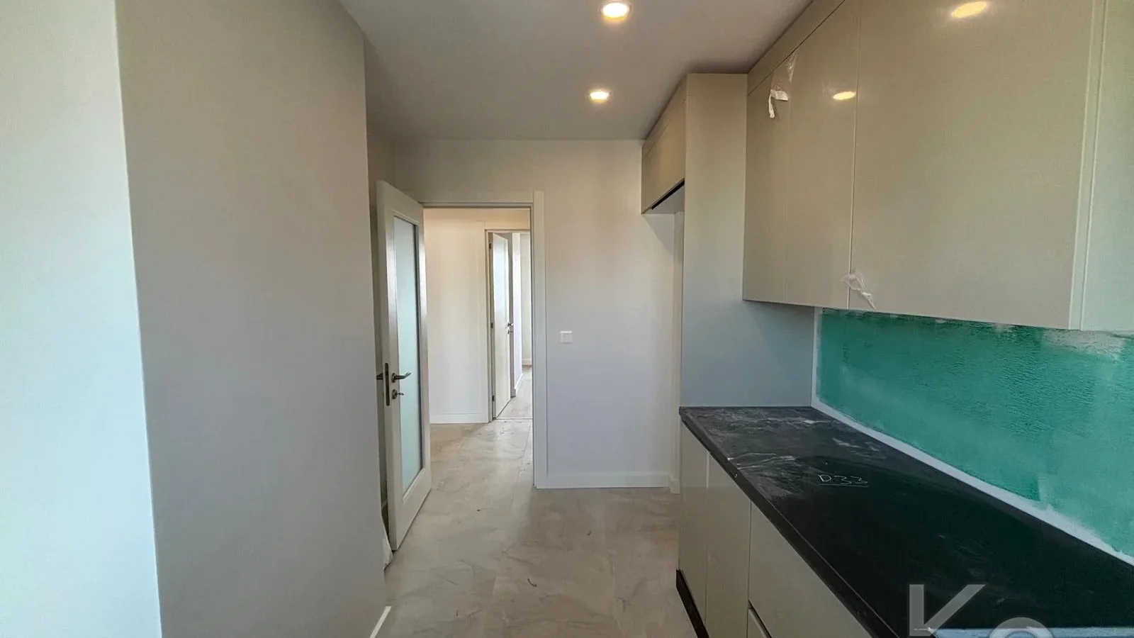 Laci̇vert Cadde  Feneryolu'nda Balkonlu Ebeveynli̇ Katta Tek Net 100m²  3+1