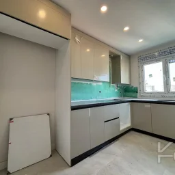 Laci̇vert Cadde  Feneryolu'nda Balkonlu Ebeveynli̇ Katta Tek Net 100m²  3+1