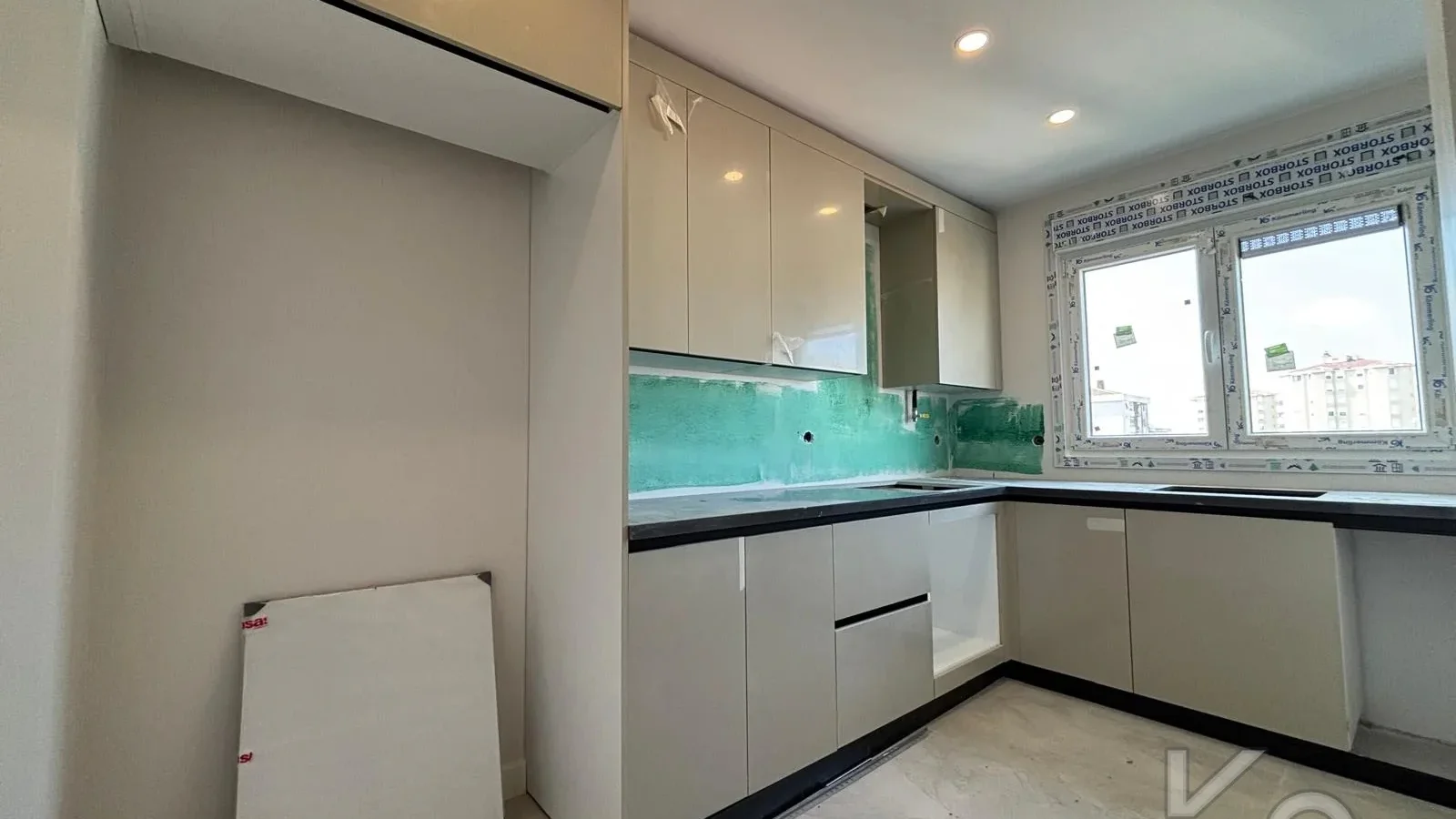Laci̇vert Cadde  Feneryolu'nda Balkonlu Ebeveynli̇ Katta Tek Net 100m²  3+1