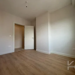 Laci̇vert Cadde  Feneryolu'nda Balkonlu Ebeveynli̇ Katta Tek Net 100m²  3+1