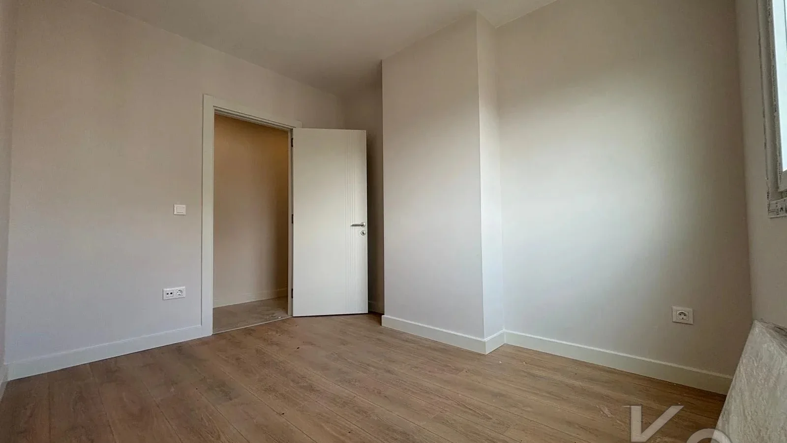Laci̇vert Cadde  Feneryolu'nda Balkonlu Ebeveynli̇ Katta Tek Net 100m²  3+1