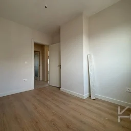 Laci̇vert Cadde  Feneryolu'nda Balkonlu Ebeveynli̇ Katta Tek Net 100m²  3+1