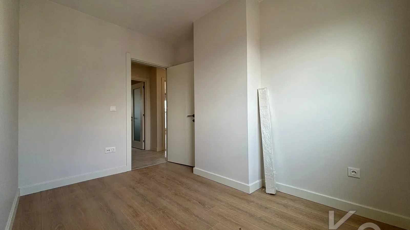 Laci̇vert Cadde  Feneryolu'nda Balkonlu Ebeveynli̇ Katta Tek Net 100m²  3+1