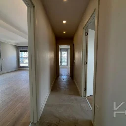 Laci̇vert Cadde  Feneryolu'nda Balkonlu Ebeveynli̇ Katta Tek Net 100m²  3+1