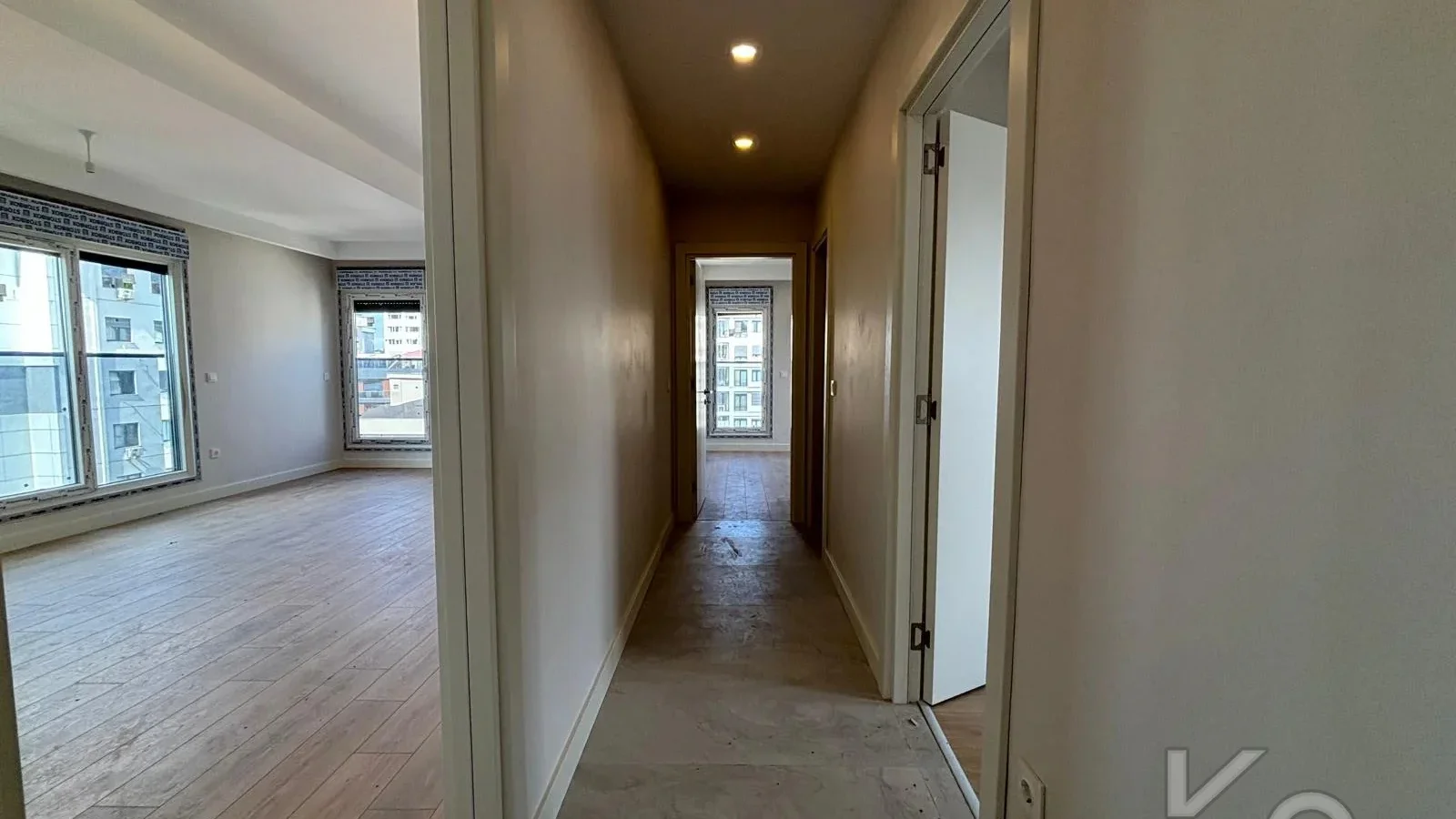 Laci̇vert Cadde  Feneryolu'nda Balkonlu Ebeveynli̇ Katta Tek Net 100m²  3+1