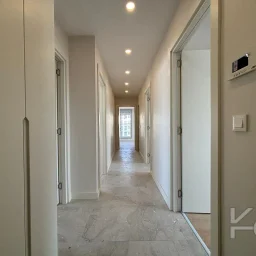 Laci̇vert Cadde  Feneryolu'nda Balkonlu Ebeveynli̇ Katta Tek Net 100m²  3+1