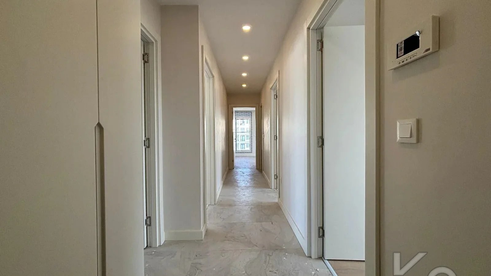 Laci̇vert Cadde  Feneryolu'nda Balkonlu Ebeveynli̇ Katta Tek Net 100m²  3+1