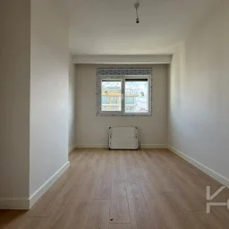 Laci̇vert Cadde  Feneryolu'nda Balkonlu Ebeveynli̇ Katta Tek Net 100m²  3+1