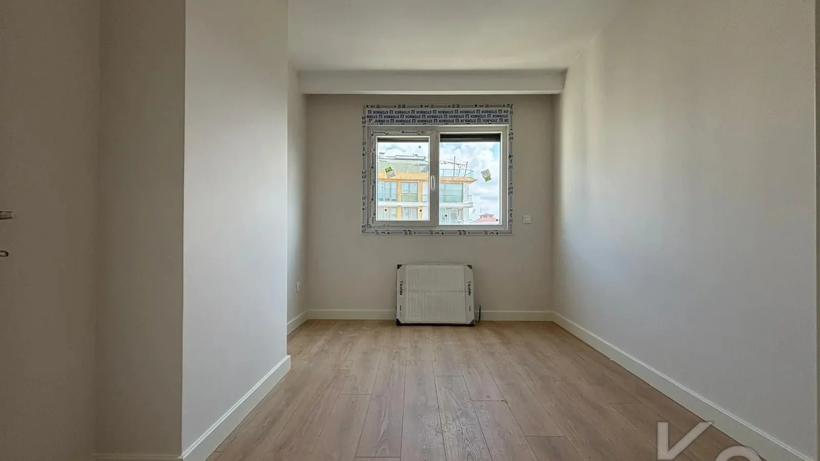 Laci̇vert Cadde  Feneryolu'nda Balkonlu Ebeveynli̇ Katta Tek Net 100m²  3+1