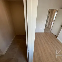Laci̇vert Cadde  Feneryolu'nda Balkonlu Ebeveynli̇ Katta Tek Net 100m²  3+1