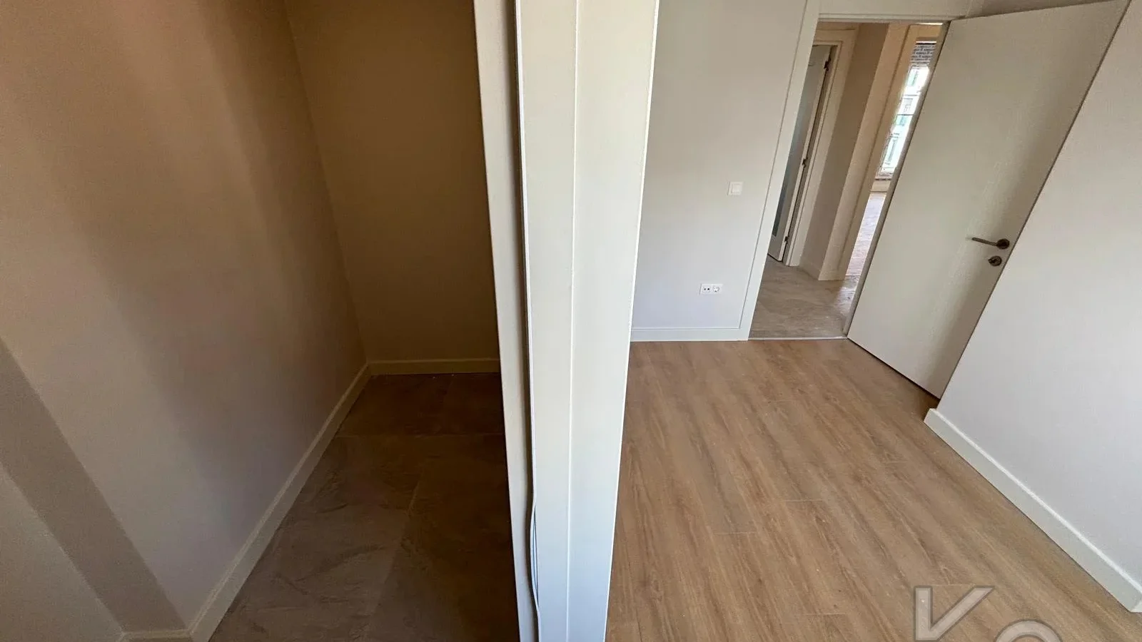 Laci̇vert Cadde  Feneryolu'nda Balkonlu Ebeveynli̇ Katta Tek Net 100m²  3+1
